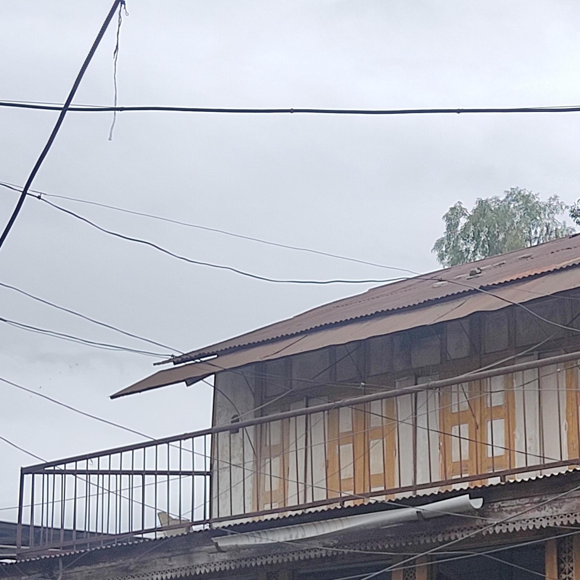 Simpler railing designs were constructed on the upper floor, offering basic protection while maintaining visual continuity with the rest of the structure. (Source: CKA Archives)