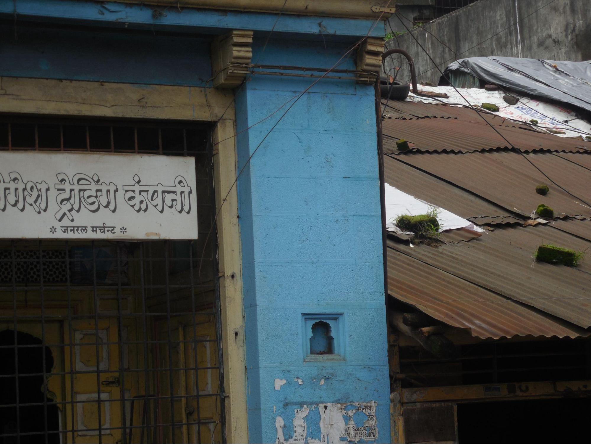 Smaller Devli to the side of a doorway. Commonly used for placing diyas during religious or festive occasions.(Source: CKA Archives)