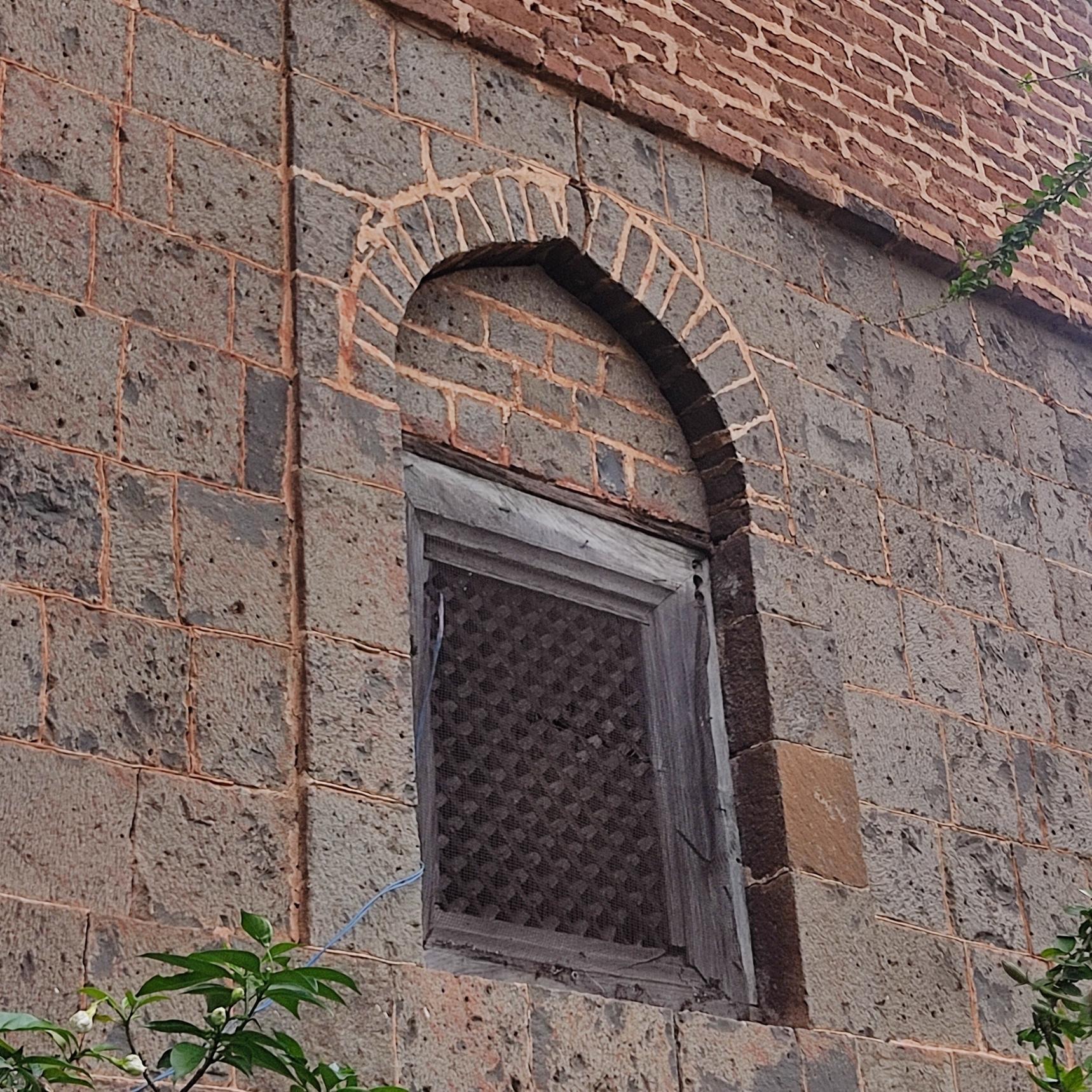 The window at the exterior is adorned with stone arches. The ‘jali’ (steel grills) provide protection while showcasing the ingenuity of local artisans. (Source: CKA Archives)