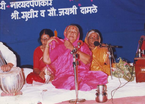 Yamunabai Waikar at the 1999 Gunijan Gaurav Sohala in Vile Parle, an event held to honour 75 distinguished personalities from diverse fields.[9]