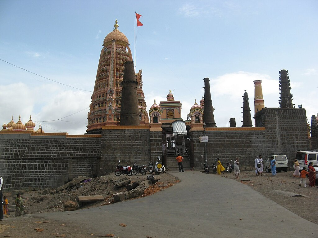 Situated atop Shambhu Mahadev Mountain, in Shikhar Shingnapur, Maan taluka, the Shambhu Mahadev Mandir features intricate carvings and two Shivlings representing Shiv and Parvati.