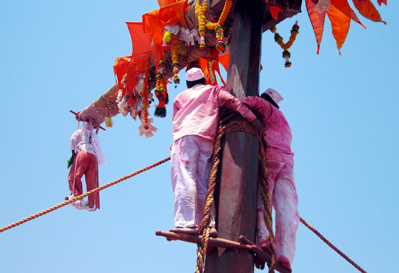 The towering Bagad pole with the ‘Bagadswar’ suspended by hooks, fulfilling a centuries-old vow during the Bhairavnath Bagad Yatra at Bavdhan, Satara.[2]