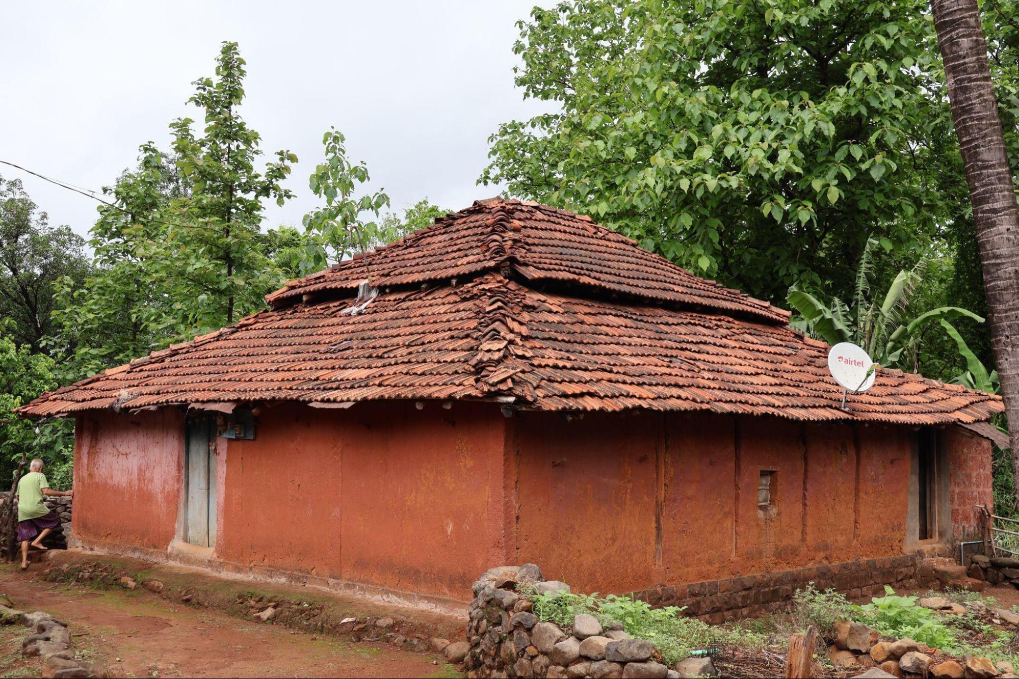 The house follows a linear plan with a sloped clay tile roof and sits along an internal village road. Its quiet form reflects traditional construction practices of the region. (Source: CKA Archives)