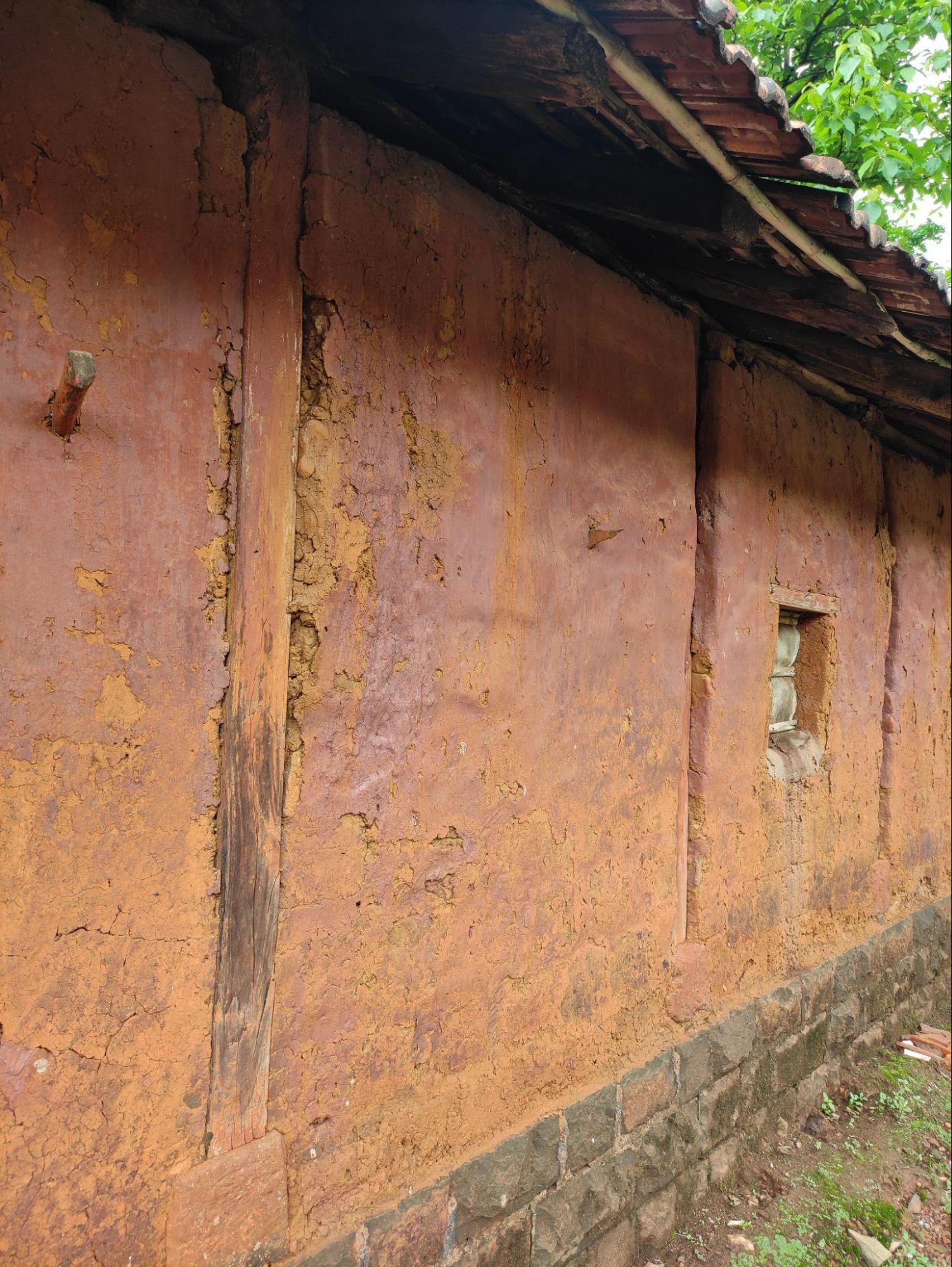 Thick layers of mud form the exterior walls, offering insulation and climate responsiveness. (Source: CKA Archives)