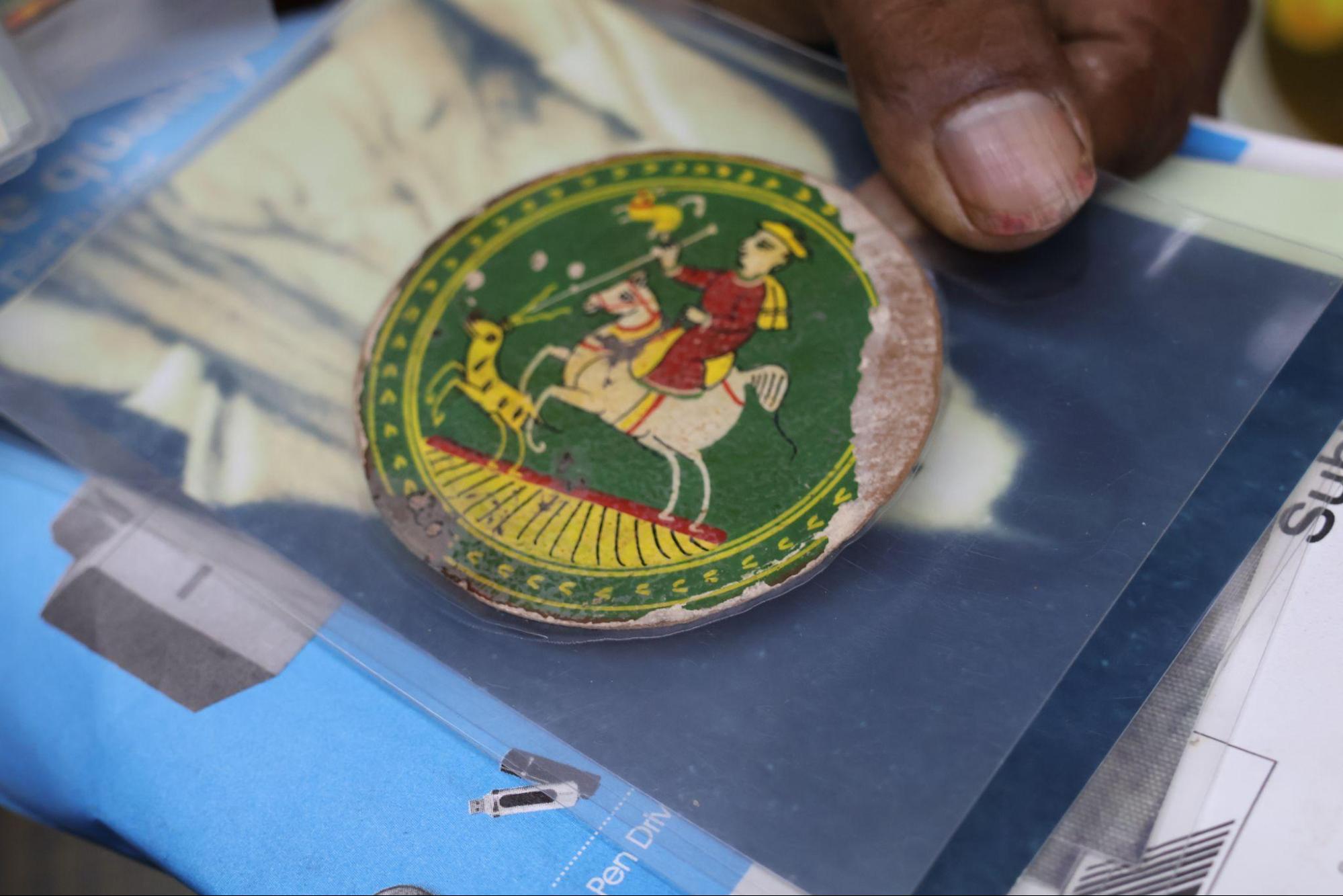 A hand-paintedGanjifacard from Sawantwadi, made on wood and decorated with fine detailing. Though originally used for playing, these cards are now valued for their artistic craftsmanship.(Source: CKA Archives)
