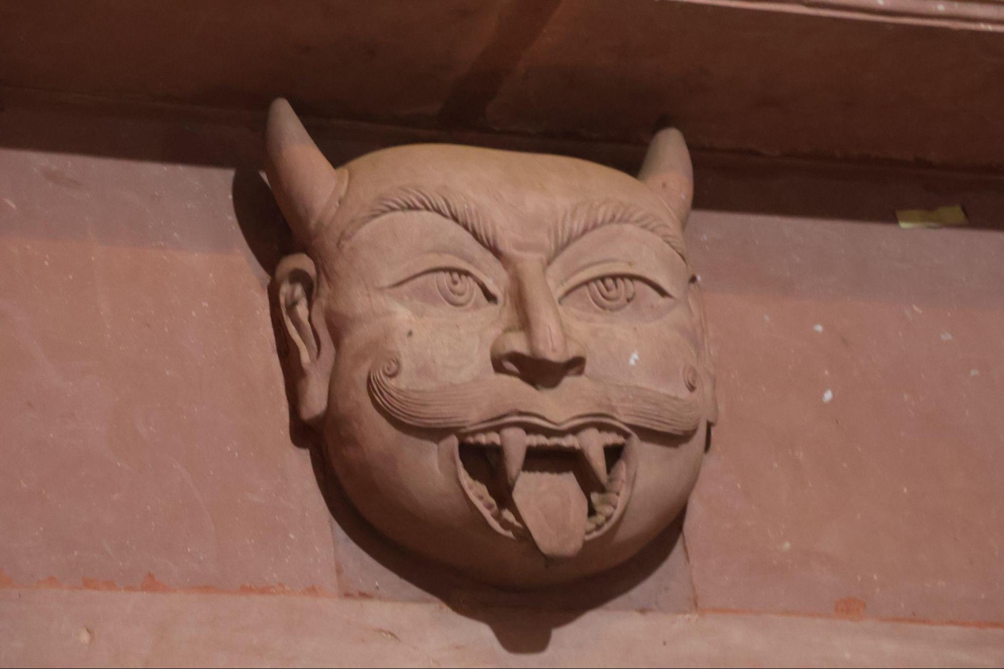 An interesting motif on the walls of Shri Bandeshwar Mandir, Banda, Sindhudurg district(Source: CKA Archives)