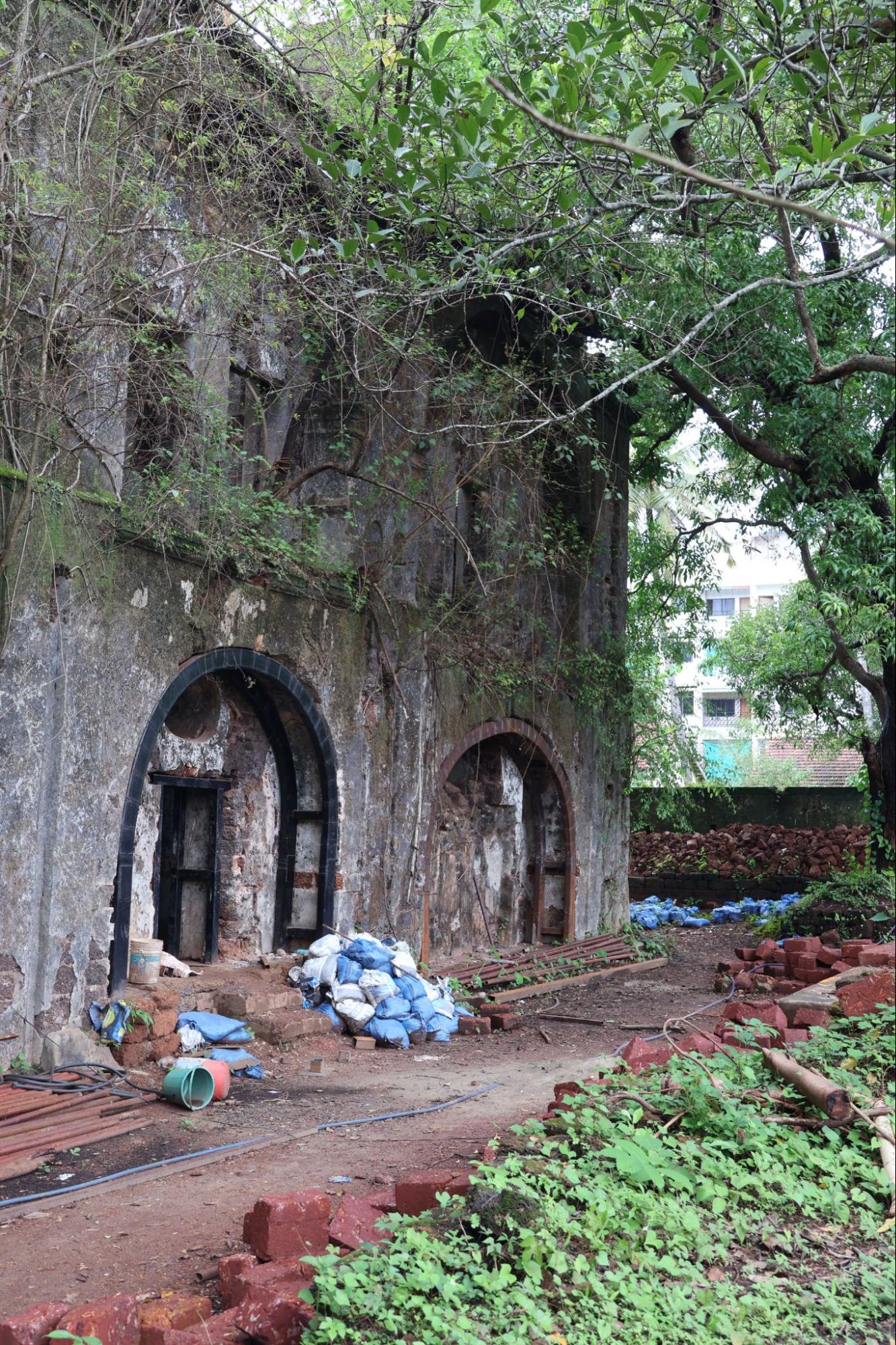 Ruins of the Dutch warehouse (wakhar) at Vengurla, a coastal port in Sindhudurg district where the Dutch East India Company established a trading post in 1665. (Source: CKA Archives)