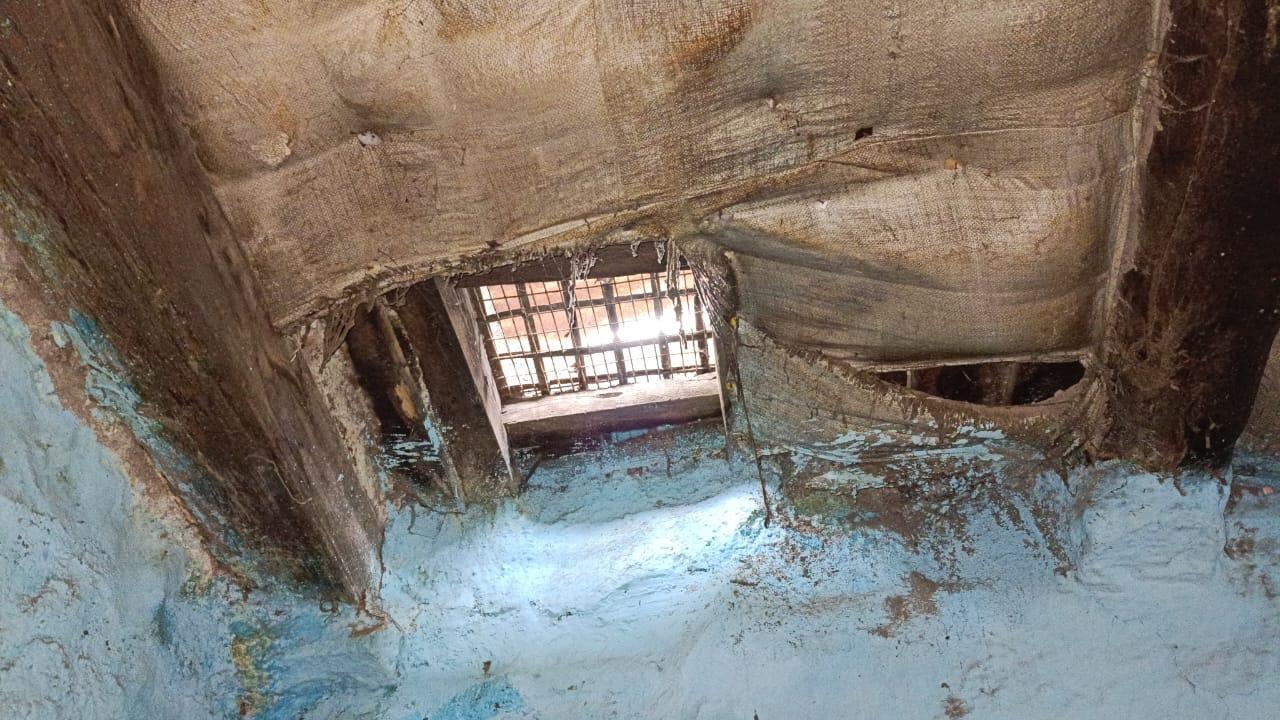 Notice the interior of the roof constructed using soil and wood. Cloth was used to cover it and prevent soil from falling down. Notice the beautiful skylight allowing sunlight to illuminate the house. (Source: CKA Archives)