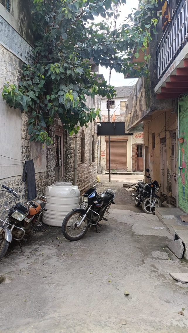 Notice the narrow street with adjoining tightly packed houses. (Source: CKA Archives)