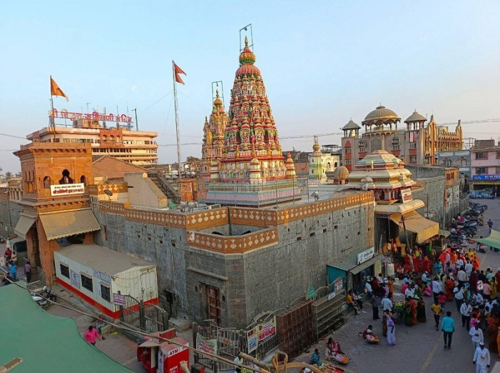 Shri Vitthal Rukmini Mandir, Pandharpur is a blend of Hemadpanthi and Deccan architectural styles with carved basalt structures and the Sola Khambi Mandap.[2]