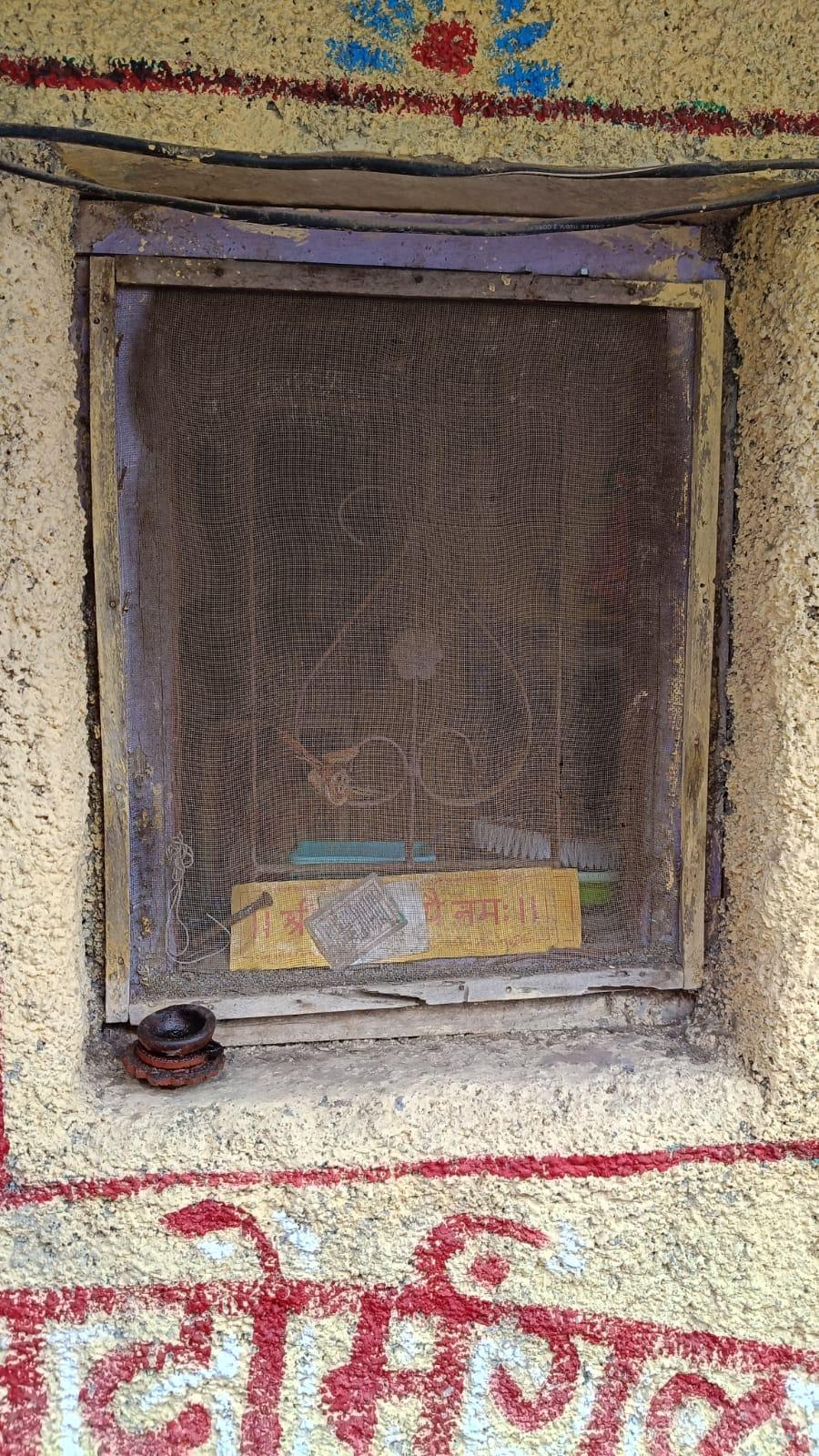 The window is recessed, and the recess is used to place lamps. (Source: CKA Archives)