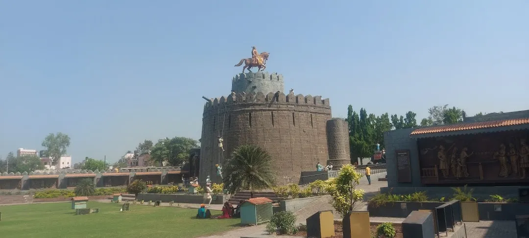A view of the equestrian statue of Chhatrapati Shivaji Maharaj on a bastion of Akluj Fort, Akluj, Solapur.[3]