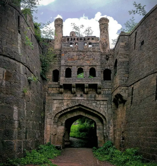 The Bhuikot Fort, near the Siddheshwar Mandir, is a blend of Islamic and Maratha fort architecture.[7]