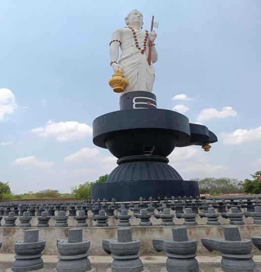 The murti of Pandit Aaradhya with 1008 Shivlings at the Veer Tapasvi Mandir. (Source: CKA Archives)