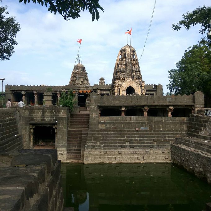 The Ardhanari Nateshwar Mandi is a notable example of Hemadpanthi architecture.