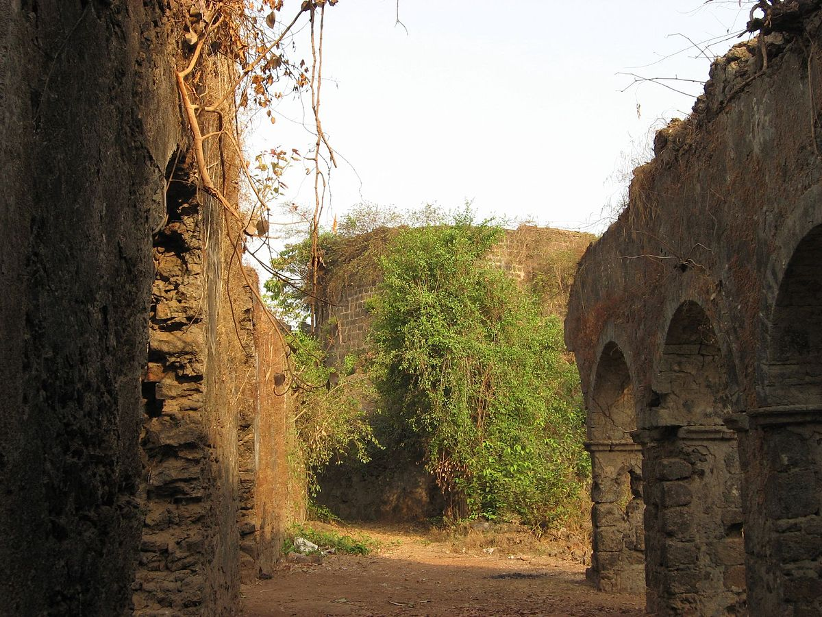 Bastions and stone fortification walls of Ghodbunder Fort, built in the hill fort (Giri Durg) architectural style using locally quarried stone.[3]