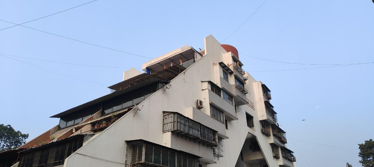 Shallow concrete chajjas and subtle surface reliefs contribute to the building’s layered elevation and geometric variation.(Source: CKA Archives)