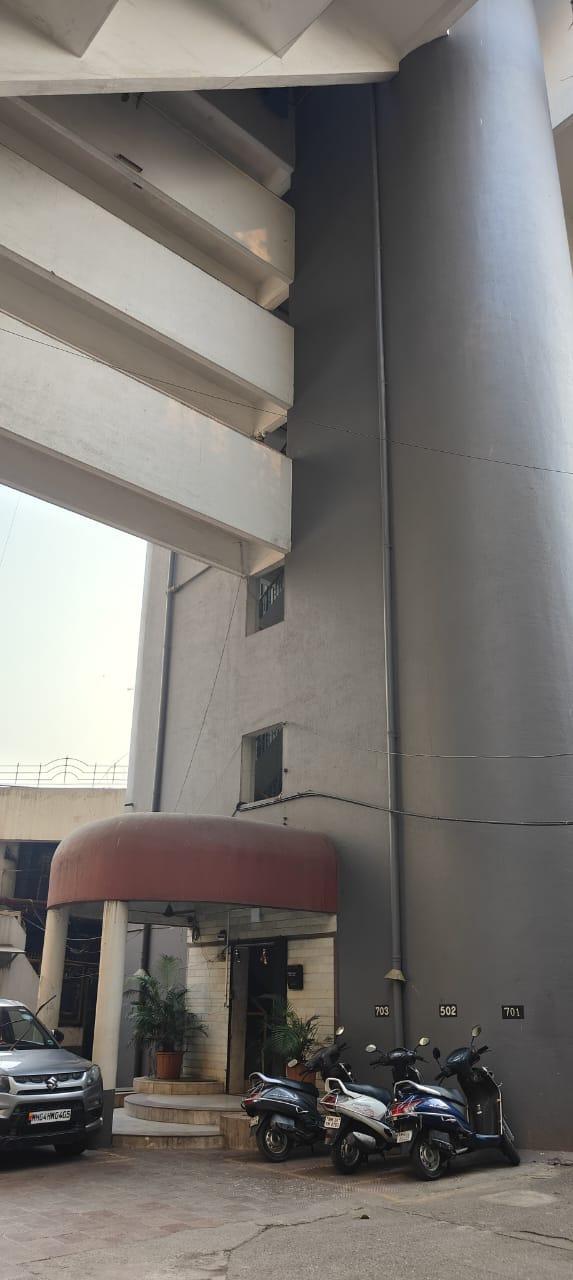 The entrances to each building within the complex repeat a capsule-shaped motif. This repetition contributes to a cohesive retro-futuristic aesthetic, setting the complex apart from the predominantly rectilinear residential forms of its time.(Source: CKA Archives)