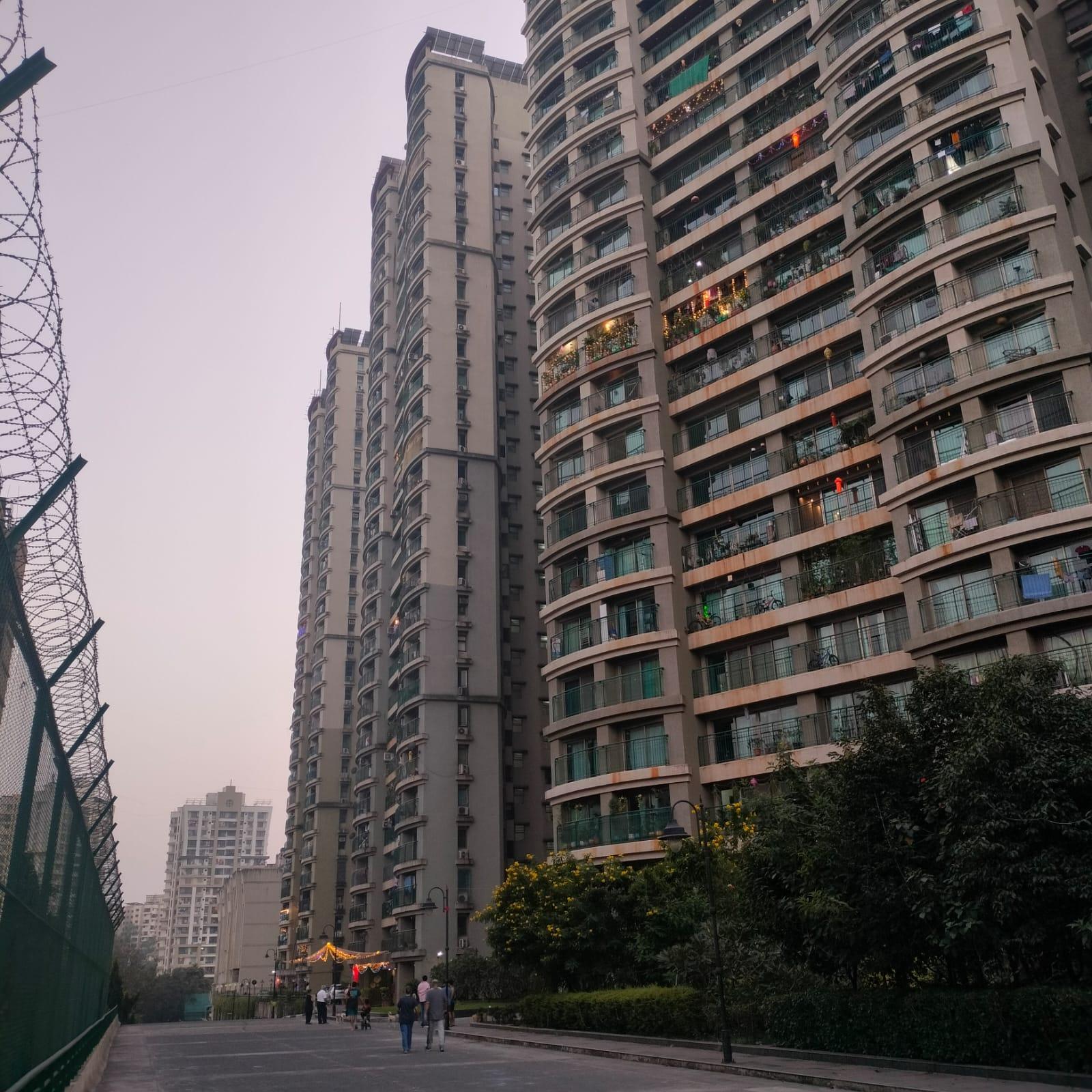 With multiple towers organized within a single gated layout,Neelkanth Gardensreflects a consolidated, large-format approach to housing—departing from the incremental, street-based developments of older neighbourhoods.(Source: CKA Archives)