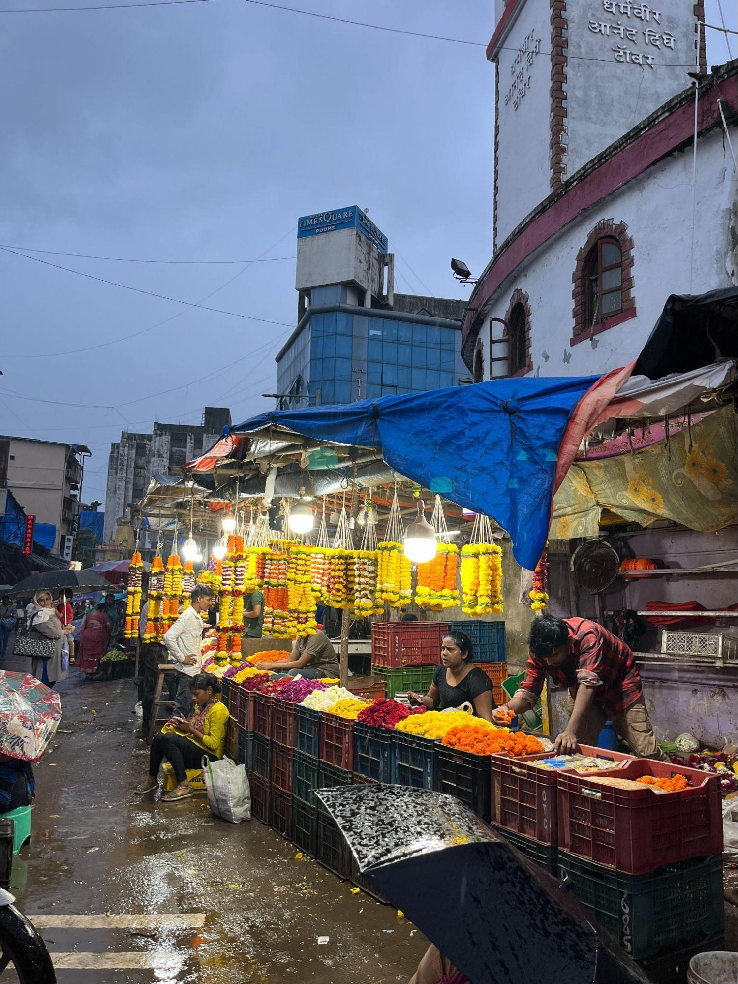 Stall selling colorful garlands and fresh flowers at Jambhali Naka.(Source: CKA Archives)