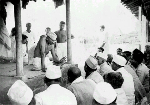 Gandhi delivering a lecture at Sevagram Ashram, during one of his regular community gatherings.[10]