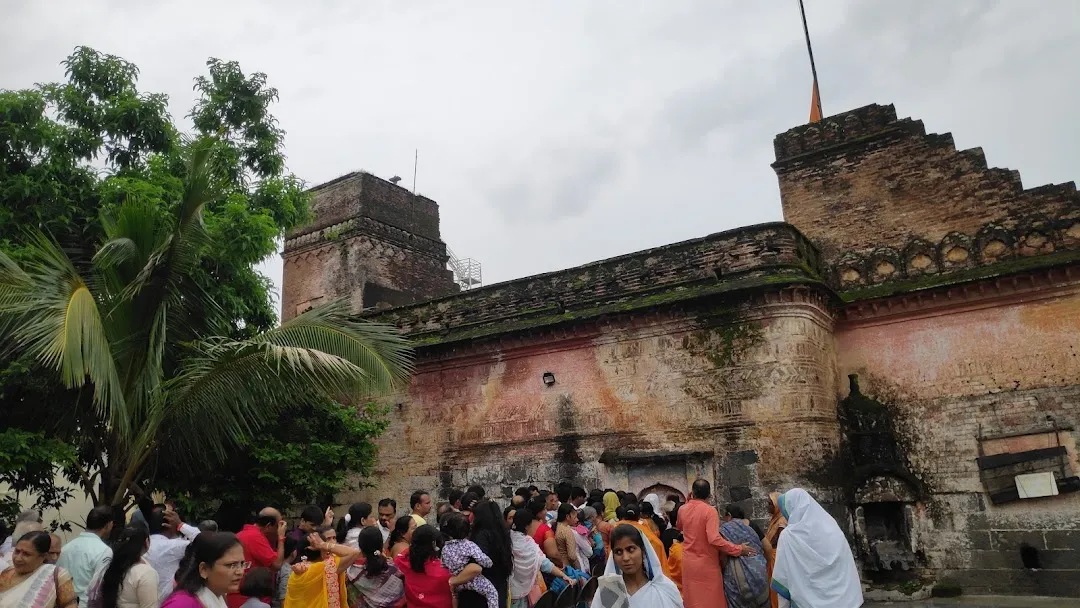 Shri Antariksh Parshwanath Mandir in Shirpur village, Washim, is significant to the Digambara and Shwetambara sects of Jainism.[3]