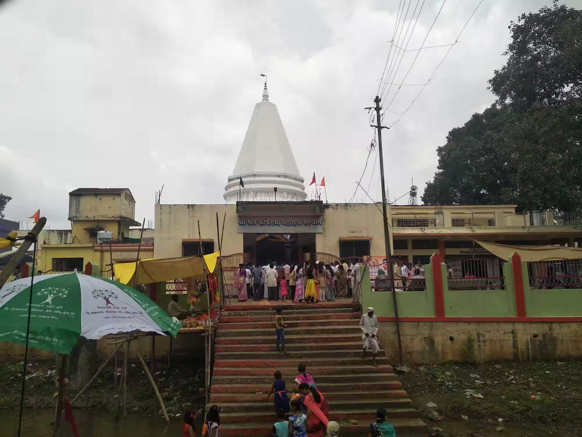 The Kartik Yatra takes place at the Sant Fakirji Maharaj Mandir in Dhanaj-Manikwada village.[1]