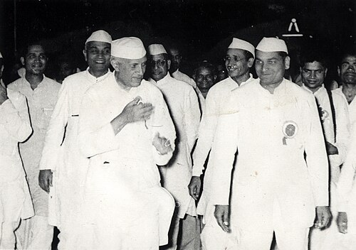 Archival image of Jawaharlal Darda (1923–1997) with the then Prime Minister Jawaharlal Nehru. A freedom fighter and senior Congress leader from Yavatmal, Darda was the founding editor ofLokmatand served as a minister in the Maharashtra government for several decades after Independence.