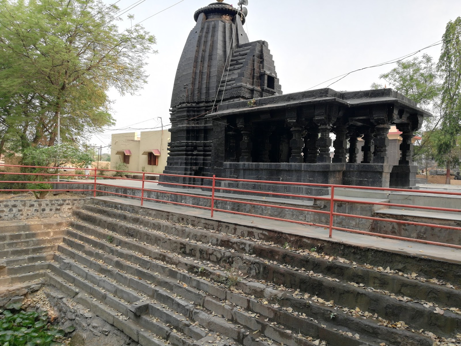Built in finely worked black basalt, the Kamaleshwar Mandir at Lohara in Yavatmal district is believed to date to the Yadava period (12th–13th century CE) and reflects the Hemadpanthi style of architecture that is associated with that era. While local tradition holds that an earlier shrine once stood here for over a thousand years, the present structure is commonly attributed to Raja Ramdev of Devgiri, a Shaivite Yadava ruler renowned for commissioning mandirs across Deccan.