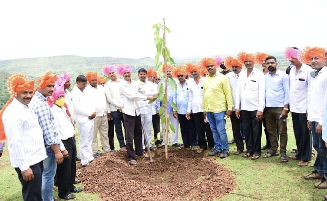 Banyan tree being planted in Garbhagiri Vadrai by Padma Shri Popatrao Pawar (Source: CKA Archives).