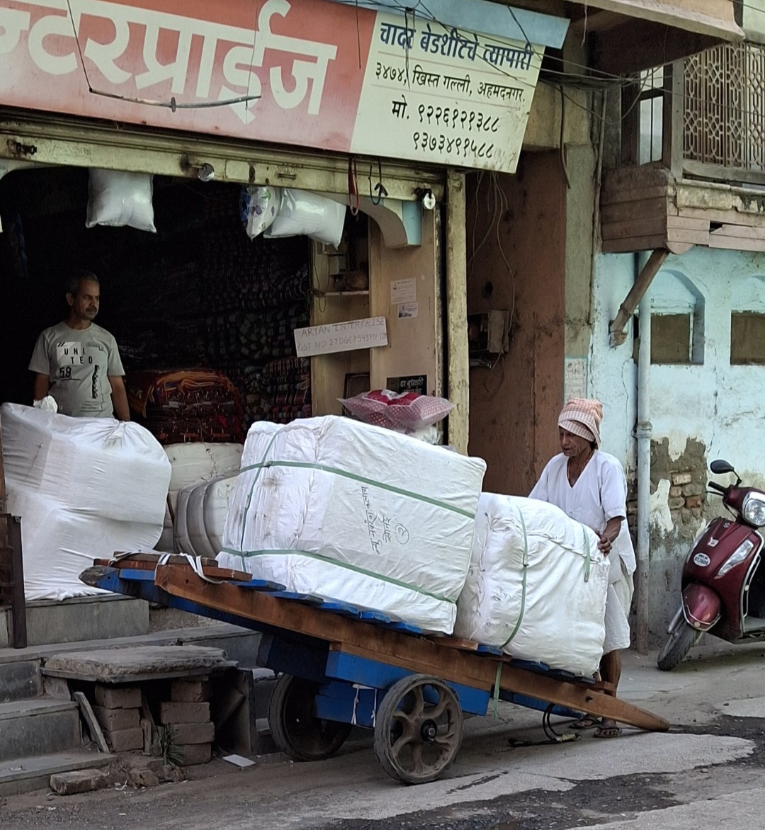 A Hath Gadi owner unloading the goods. Spotted in the Khist Galli area of Ahilyanagar city. (Source: CKA Archives)