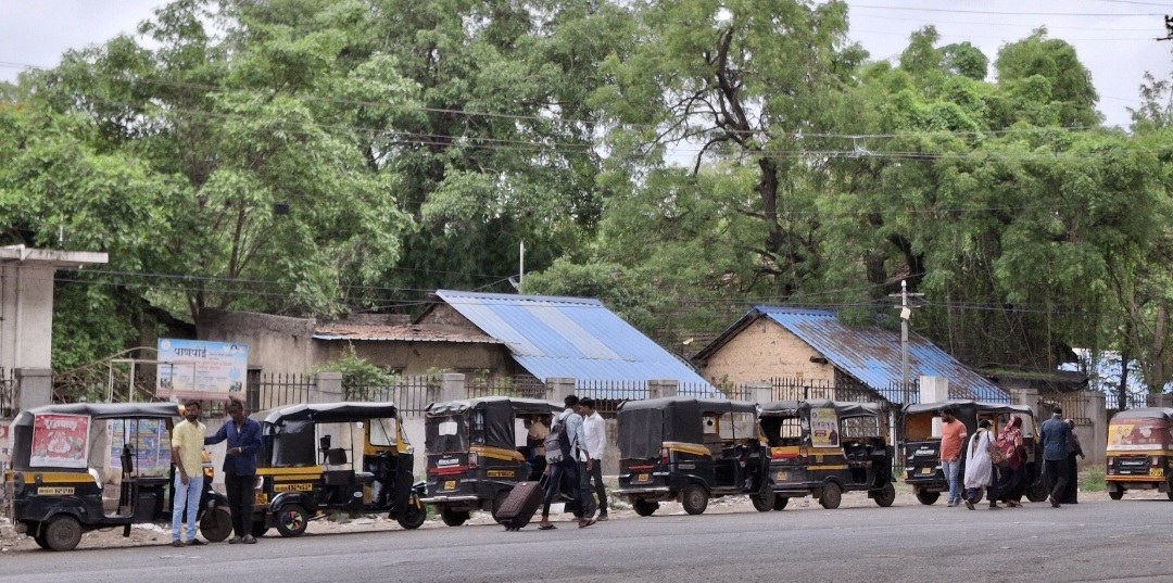 A Rickshaw Stand opposite the Pune Bus Stand. (Source: CKA Archives)