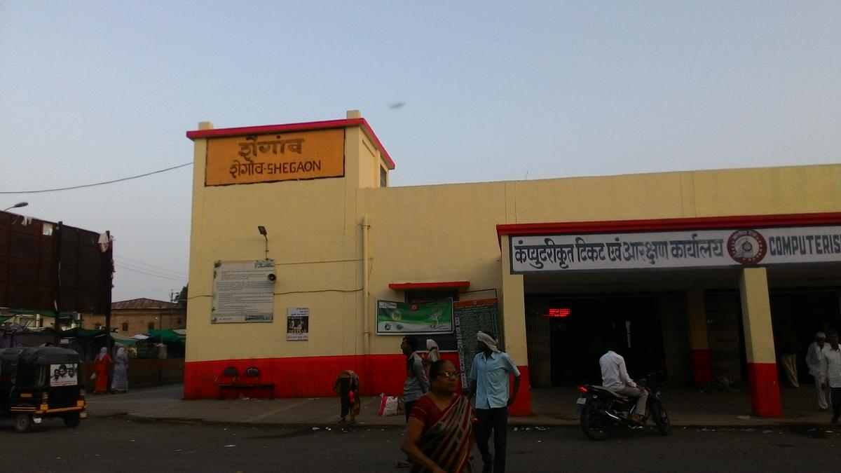 ISO-certified Shegaon Railway Station is a major stop on the Bhusawal–Nagpur section; it  handles both passenger traffic and religious tourism linked to Gajanan Maharaj.
