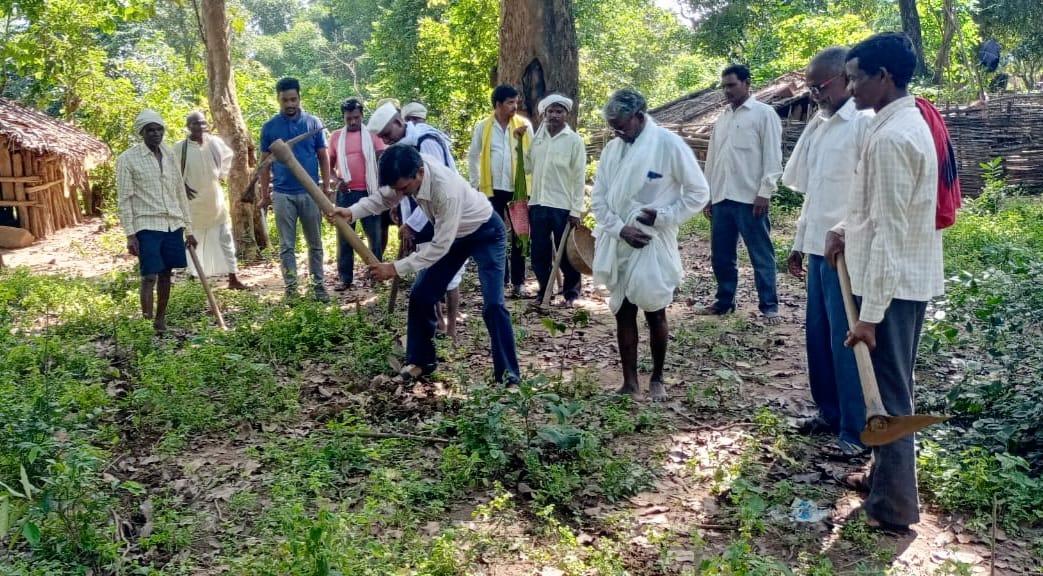 Villagers participating in Shramdan (volunteer labor).