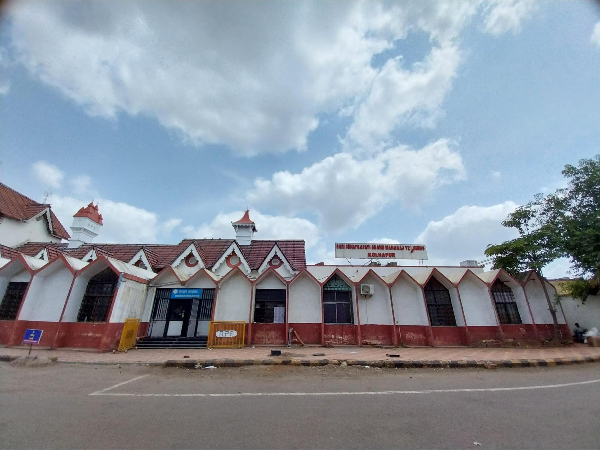 Shri Chhatrapati Shahu Maharaj Terminus, Kolhapur is the mainrailway station for the district which connects Kolhapur with major cities across India. (Source: CKA Archives)
