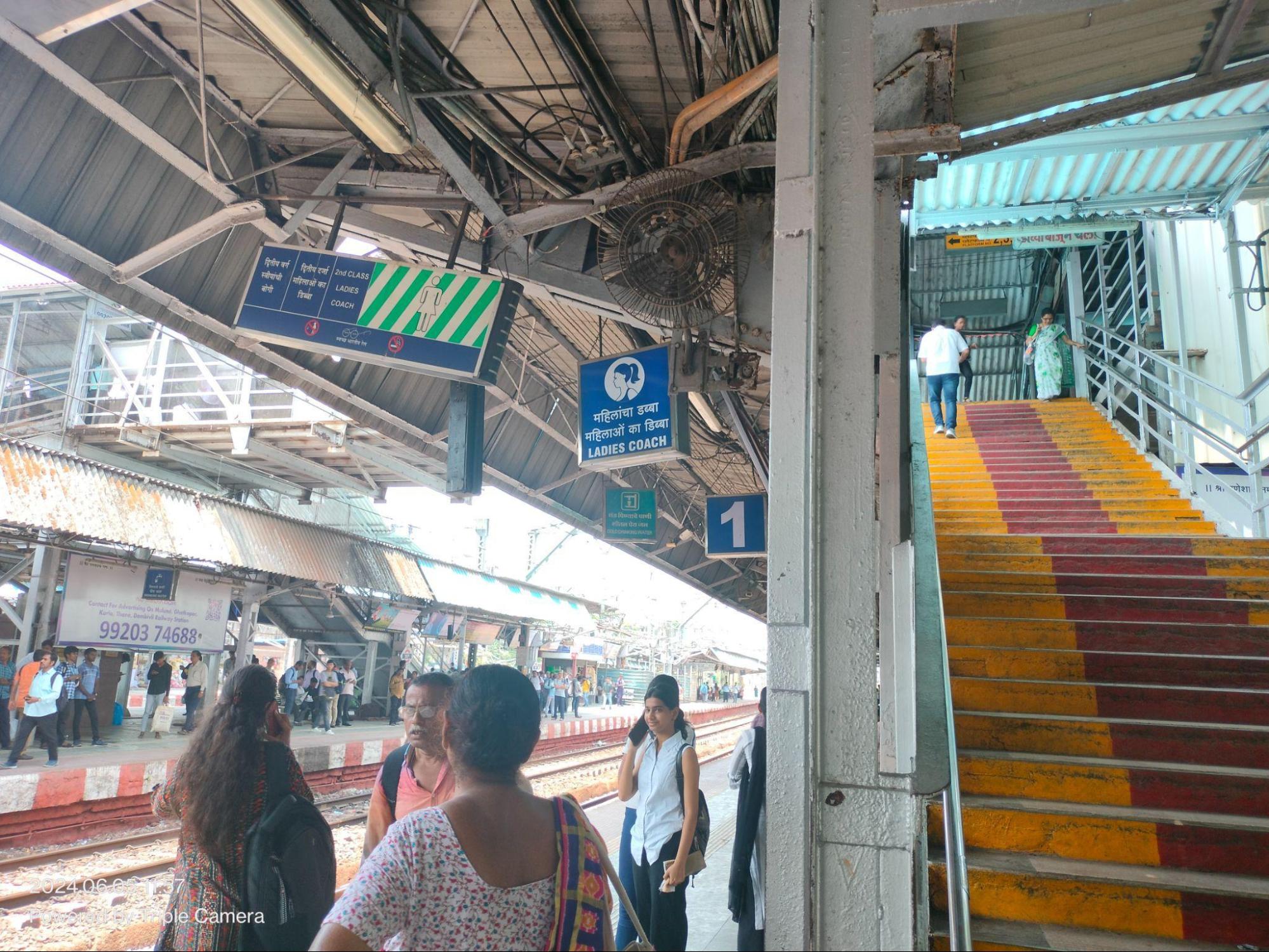 Signage marking the ladies’ coach section on Mulund’s railway platform. (Source: CKA Archives)