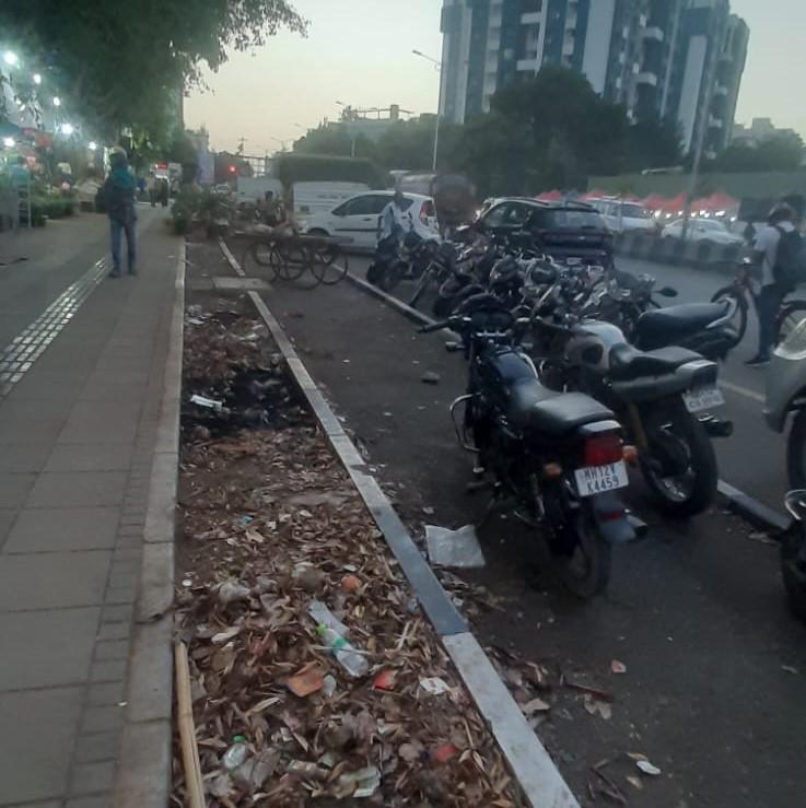 Cyclist lanes in Pune blocked by parked two-wheelers and debris, highlighting challenges faced by daily cyclists. (Source: CKA Archives)