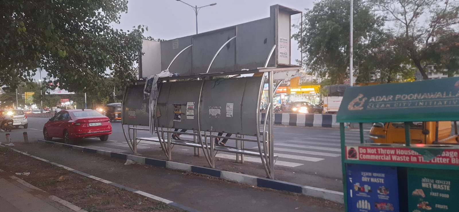 Typical bus stops in Pune: poorly marked and unsheltered, causing difficulties for daily commuters. (Source: CKA Archives)