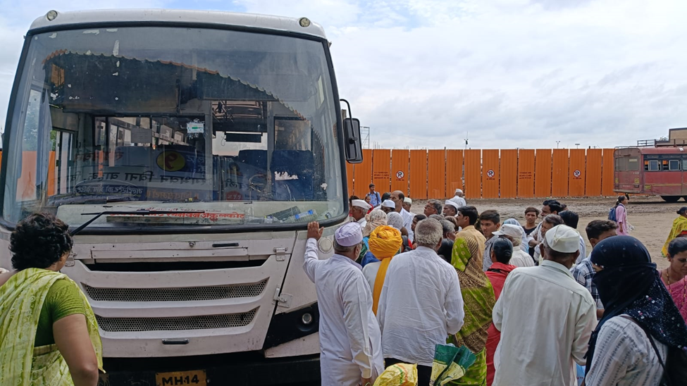 A bus departing from Rang Bhavan in Solapur, locally called “non-stop” for its direct service to Akkalkot. (Source: CKA Archives)