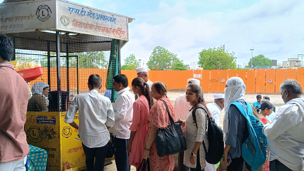 Passengers waiting in line to purchase tickets at the ST Bus Stand in Akkalkot, Solapur. (Source: CKA Archives)