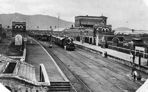 Archival image of Thane Railway Station in the 1940s.This is the site whereIndia’s first passenger trainarrived from Bori Bunder (Mumbai) on16 April 1853. Built during the British period, Thane Station became an important point linking Mumbai to theinland areas of Maharashtra and central India.