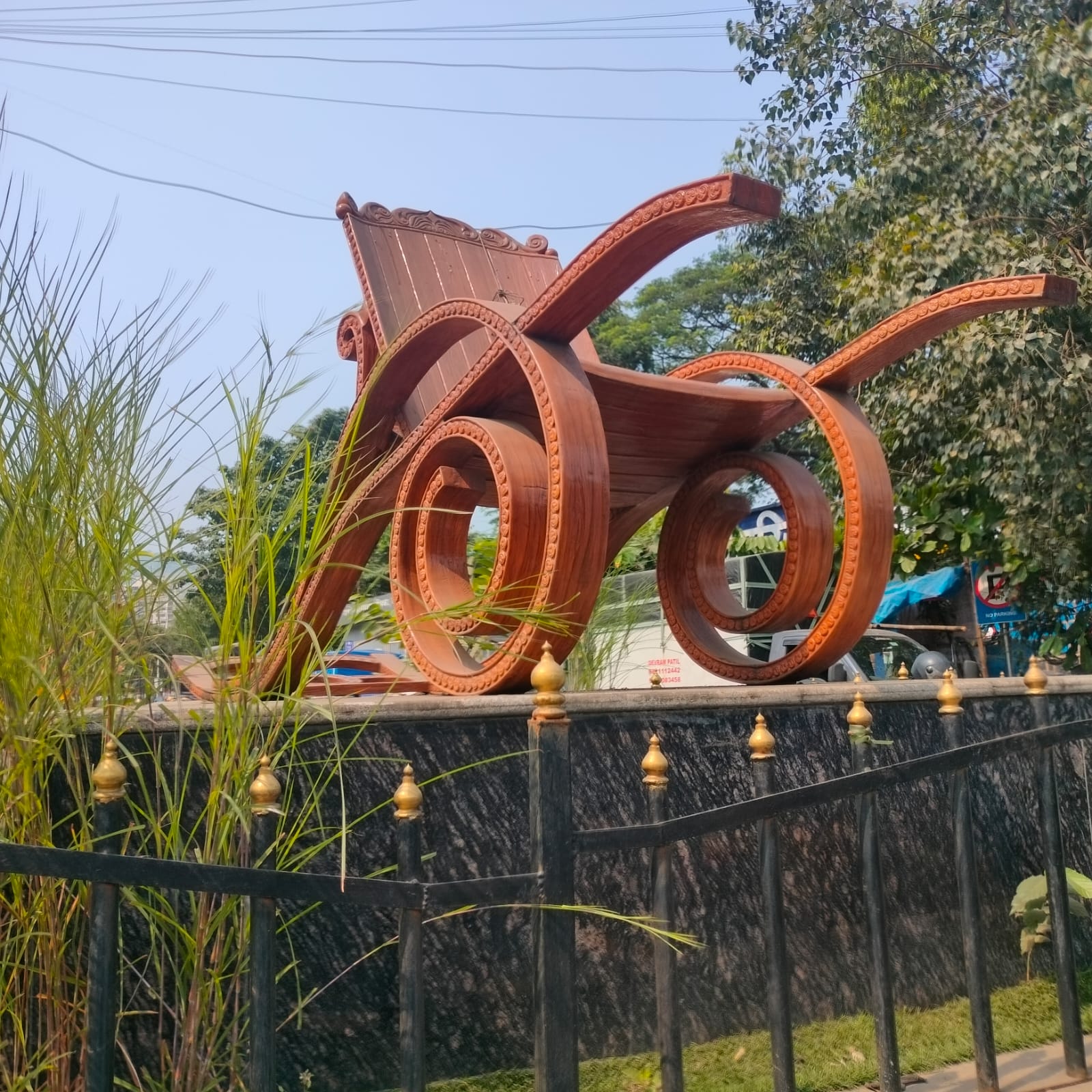 Aside from carts and palanquins, many other modes of transport were also used in the early days. In the Manpada areaof Thane City, there stands a newly-builtstatue of what is believed by some to be a mode of conveyance used over a hundred years old.Local accounts describe it as a vehicle that was either drawn by bullocks or pulled by human bearers. (Source: CKA Archives)